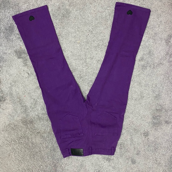 Cropped Slim fit Pants with heart embroidery. - Picture 1 of 4